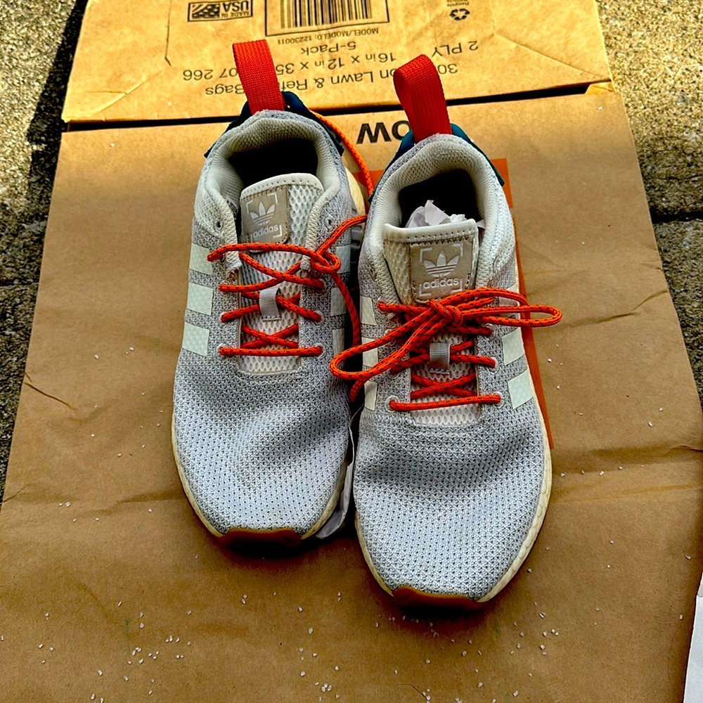 Adidas men’s sneakers size 8 41.5 fly knit.